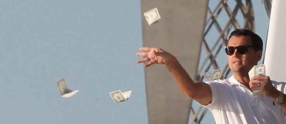 Leonardo DiCaprio dans le Loup de Wall Street jetant littéralement de l’argent à l’eau.